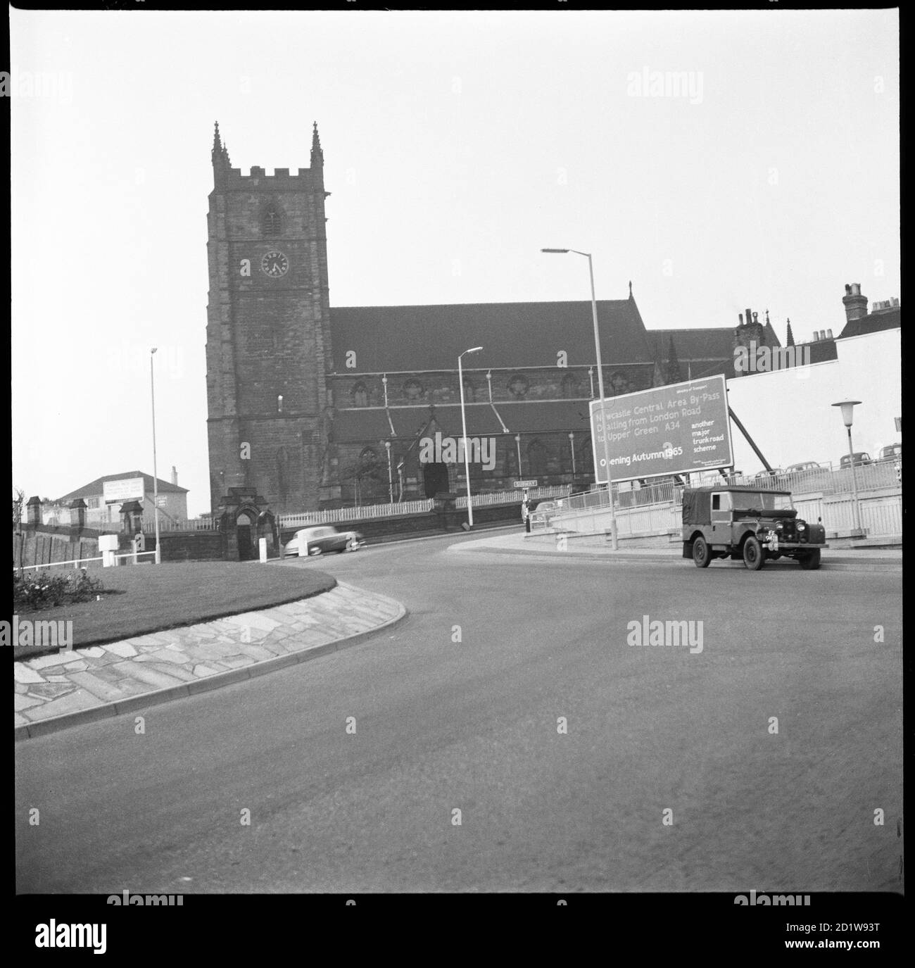 St Giles' Church aus dem Südwesten mit dem neu errichteten Kreisverkehr verbunden mit dem Newcastle Central Area By-Pass im Vordergrund. Stockfoto