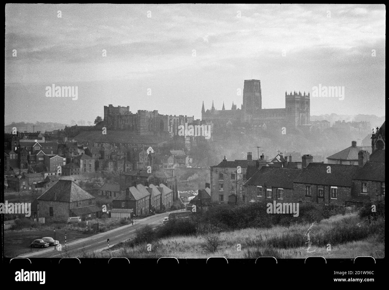 Allgemeine Ansicht von Durham mit Blick auf den Fluss Wear und Framwellgate Bridge, mit Durham Castle auf der linken Seite und die Kathedrale Kirche im Hintergrund, von einem hohen Blick im Nordwesten gesehen. Stockfoto