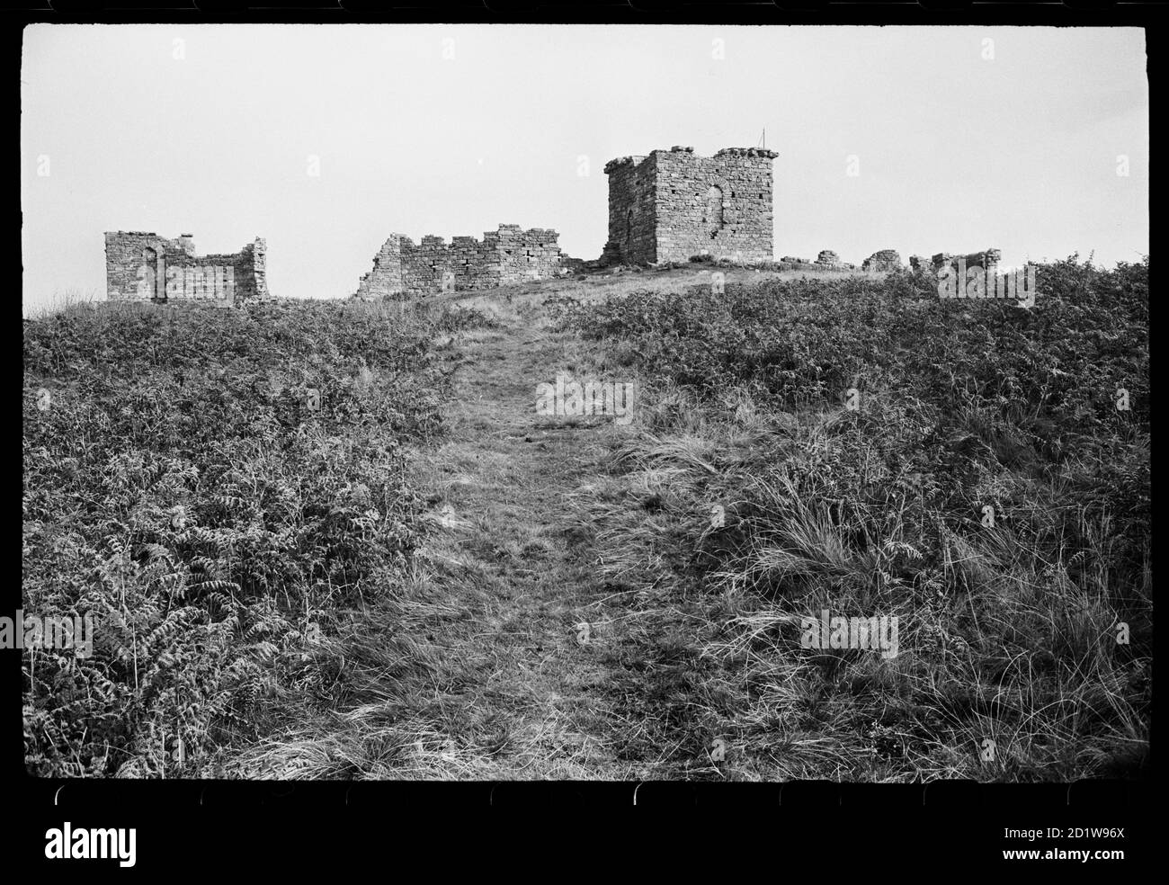 Gesamtansicht des Rothley Castle, einer Torheit von Daniel Garret c1755, bestehend aus einem großen zentralen Turm und zwei kleineren Endtürmen, mit einer Bildschirmwand im Westen. Stockfoto