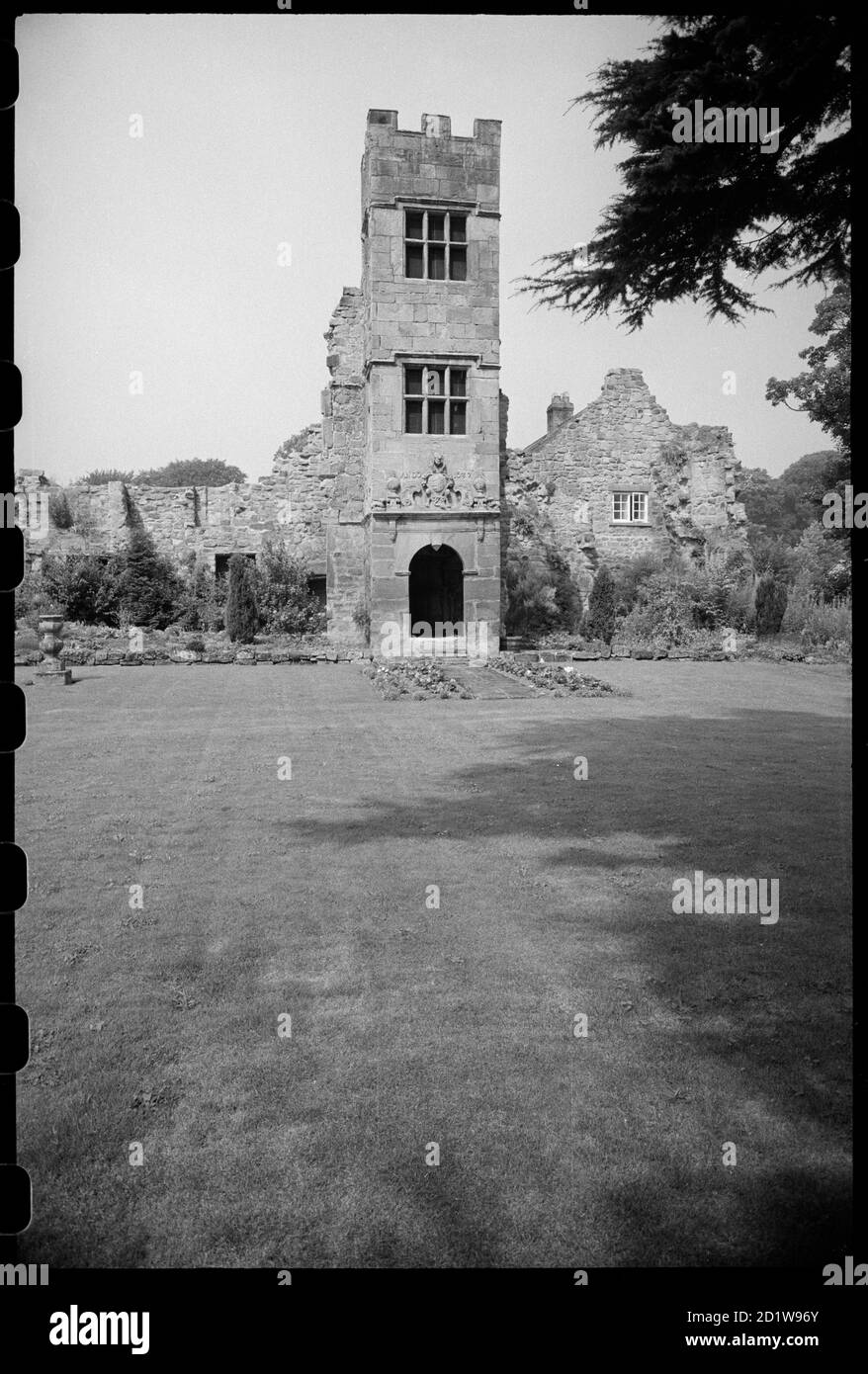 Blick auf die Südveranda, ein dreistöckiger Turm, der vom alten Herrenhaus übrig geblieben ist, das allein steht, als die angrenzenden Mauern gefallen sind. Stockfoto