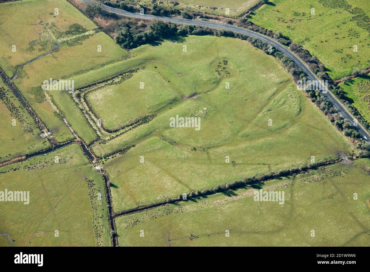 Manxey, East Sussex. Mittelalterliche Wasserstelle und dazugehörige Erdarbeiten, Manxey, East Sussex. Luftaufnahme. Stockfoto