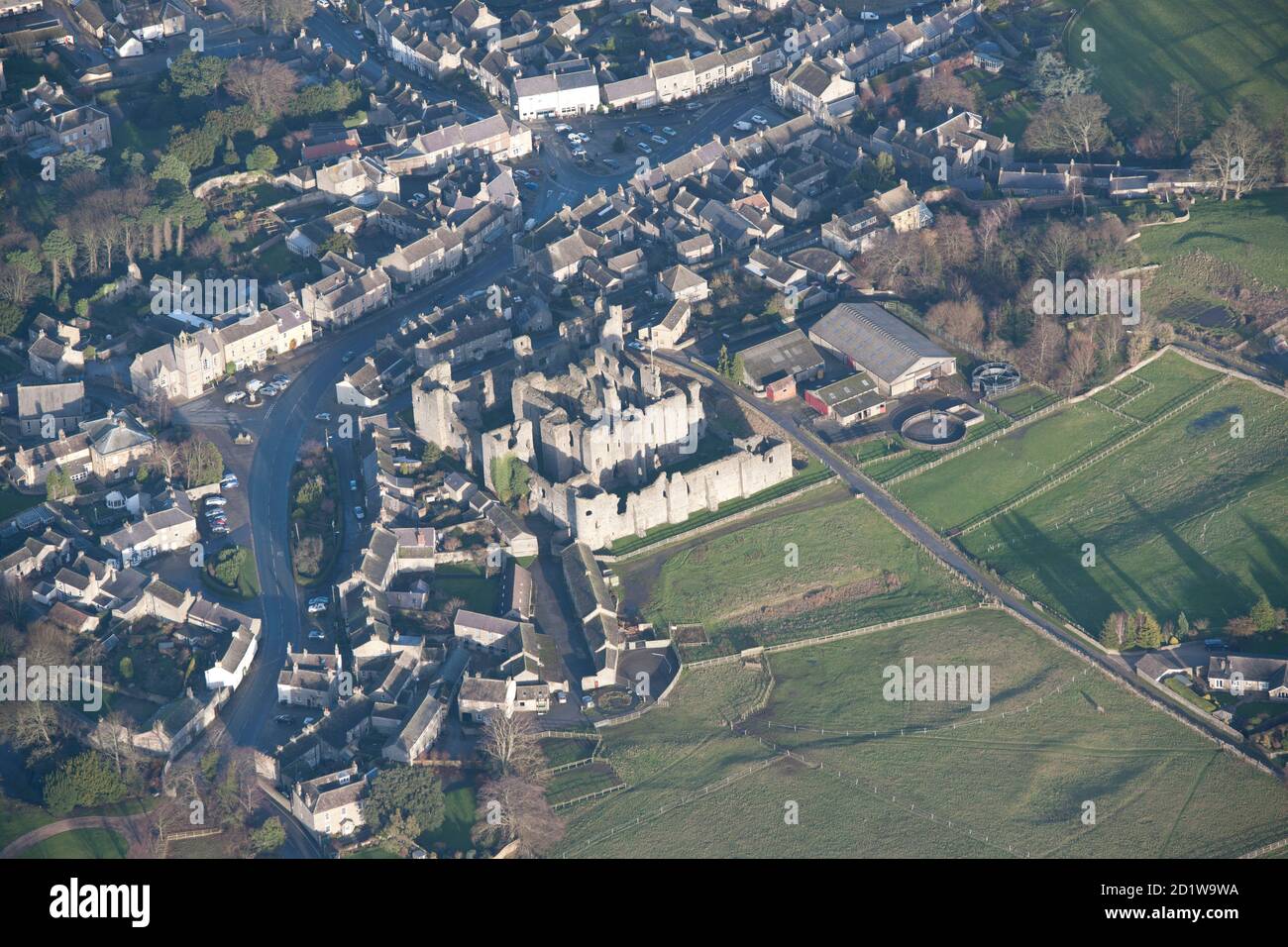 Middleham Castle: Zwölften Jahrhundert Turm halten Burg und vierzehnten Jahrhundert konzentrischen Burg, North Yorkshire, 2014. Luftaufnahme. Stockfoto