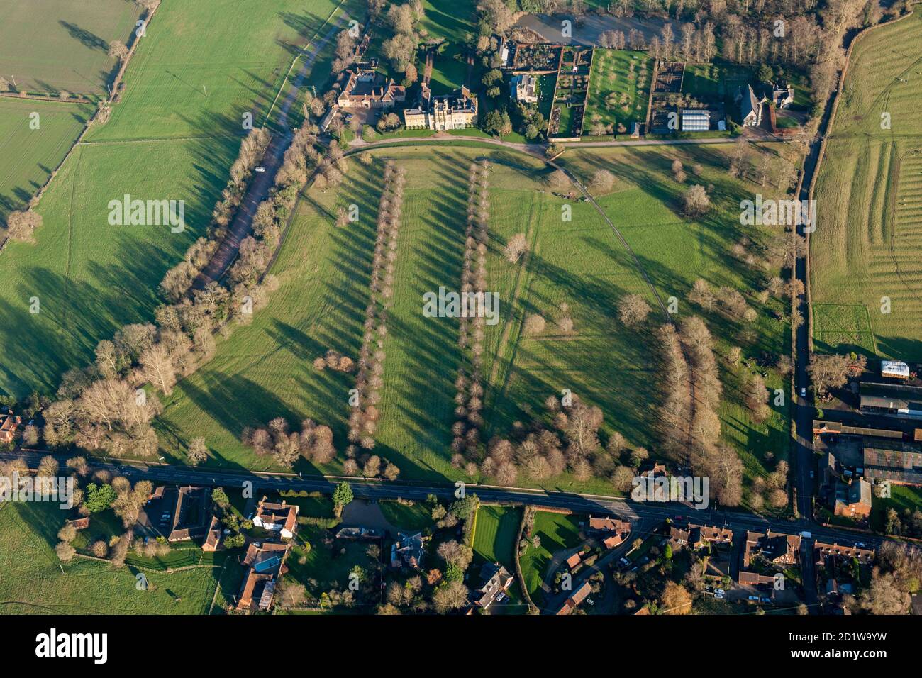 Coughton Court, Warwickshire. Coughton Court und die Überreste einer mittelalterlichen Siedlung, Warwickshire. Luftaufnahme. Stockfoto