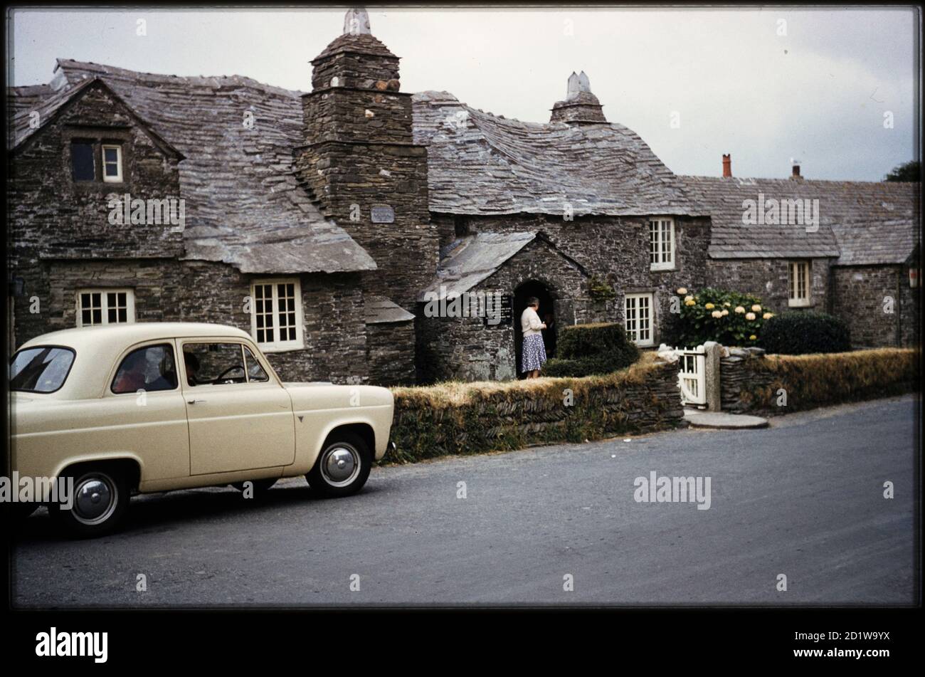 The Old Post Office, Fore Street, Tintagel, Cornwall von Nordosten aus gesehen. Stockfoto