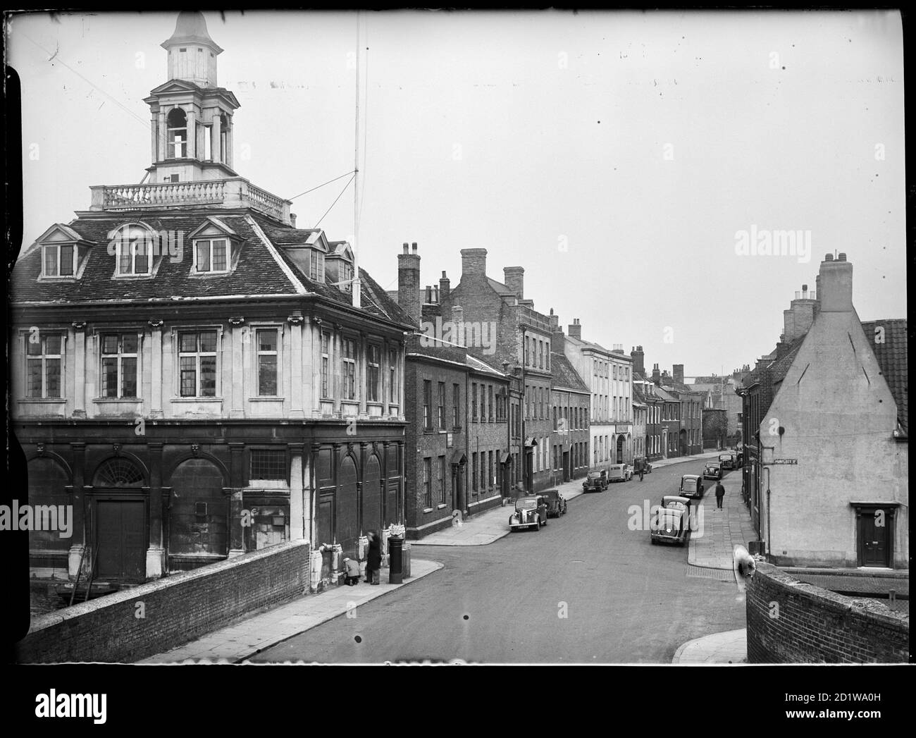 King Street, King's Lynn, Norfolk. Ein Blick nach Norden entlang der King Street mit dem Custom House im linken Vordergrund und dem Eingang zur Purfleet Street auf der rechten Seite. Stockfoto