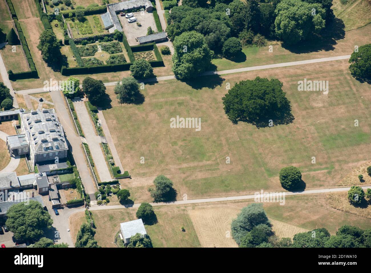 Antony House, Cornwall. Formeller Gartenparchmark, der im sehr heißen, trockenen Sommer 2018 im Antony House, nahe Torpoint, Cornwall, gezeigt wird. Luftaufnahme. Stockfoto