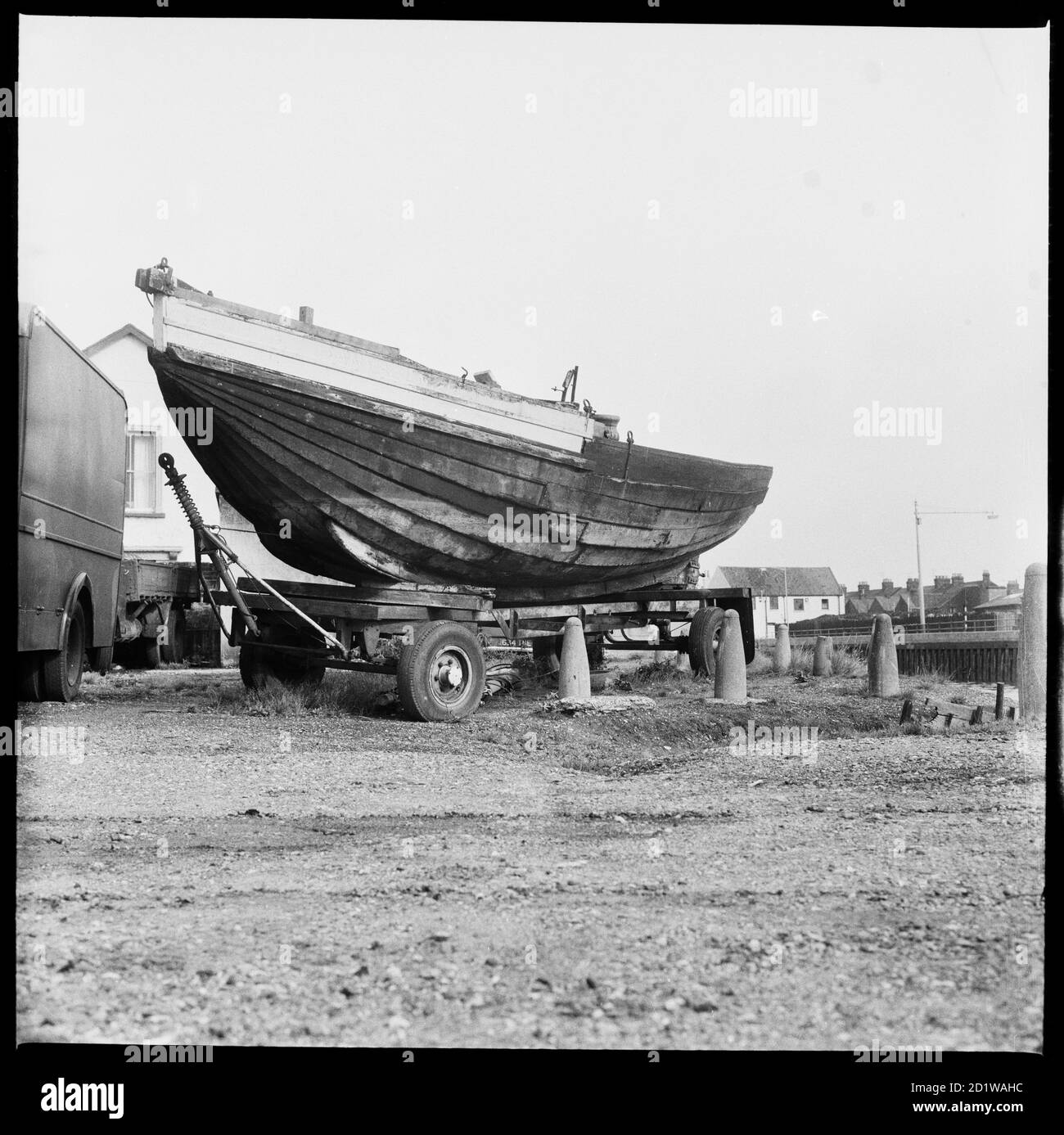 Great Yarmouth, Norfolk. Ein Boot auf einem Anhänger am Westufer des Bure. Stockfoto