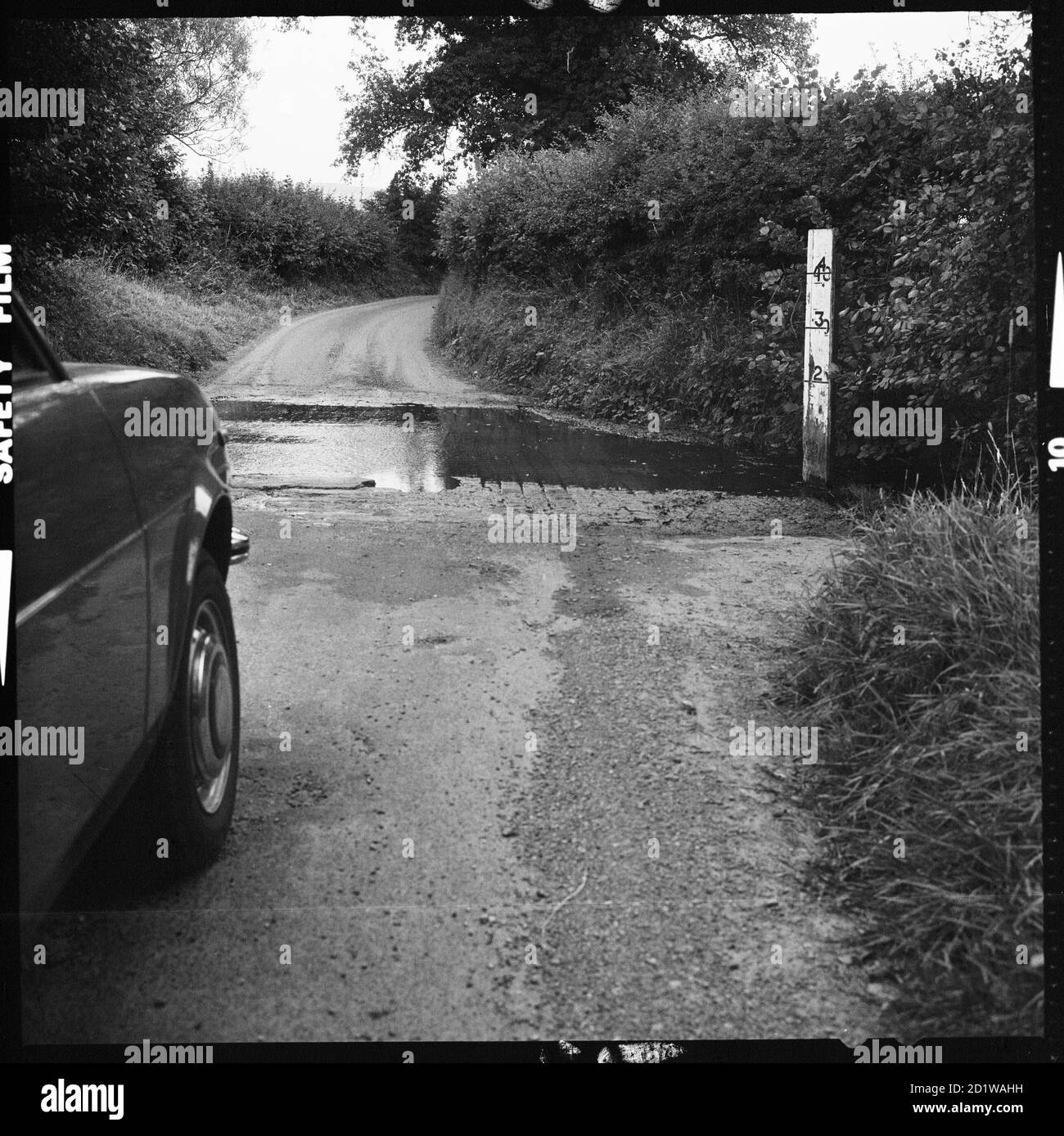 Eine gepflasterte ford mit Tiefenmesser, möglicherweise um Herefordshire / die West Midlands. Stockfoto