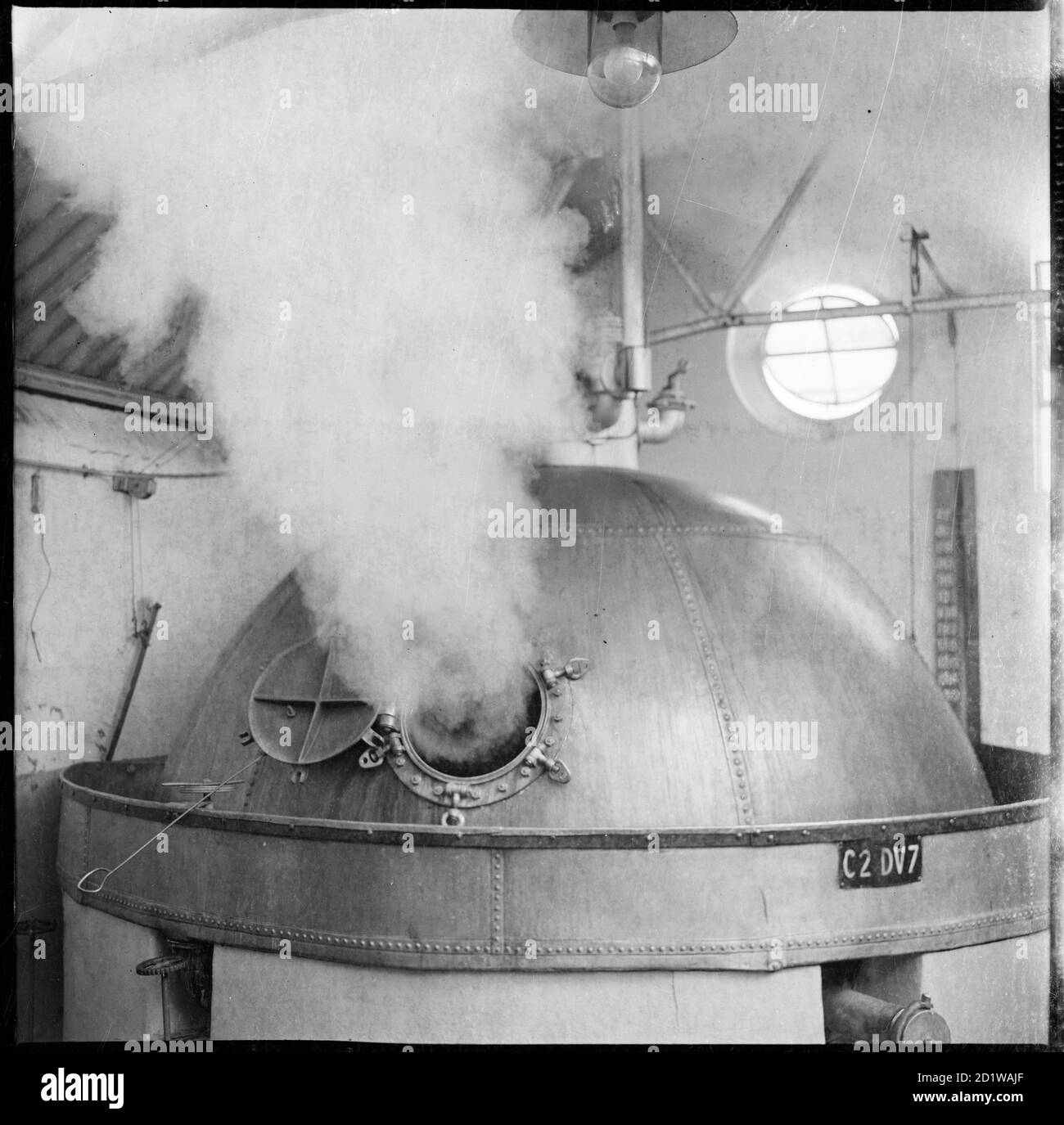 McMullen's Brewery, Hartham Lane, Hertford, Hertfordshire. Dampf wird von einem kochenden Kupferkessel (Brühkessel) in McMullen's Hertford Brewery abgegeben. Stockfoto
