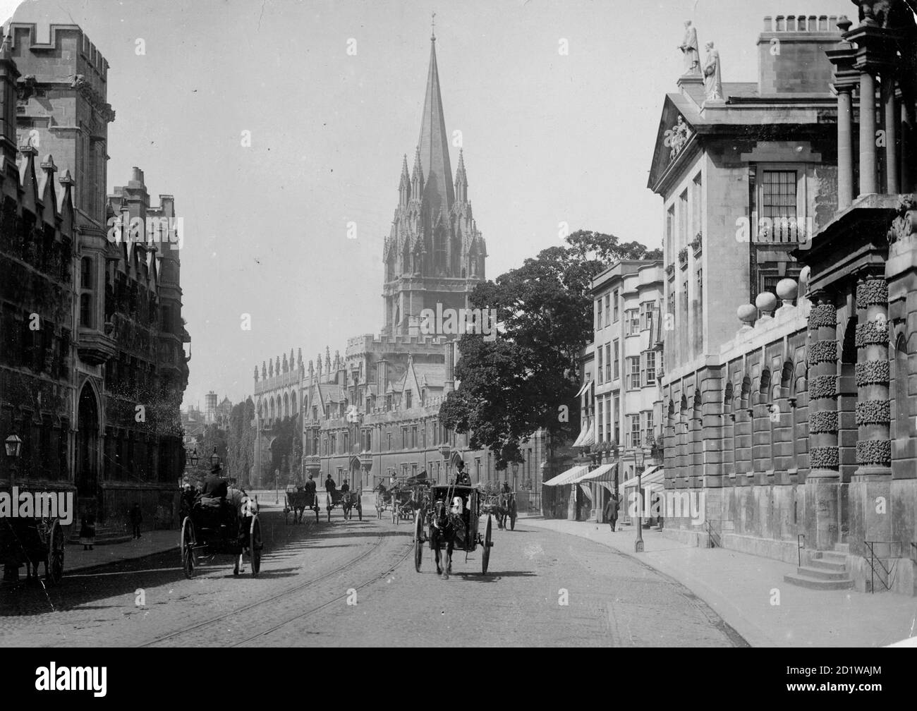 High Street, Oxford, Oxfordshire. Blick nach Westen entlang der High Street von Queen's College zeigt mehrere Pferd gezogen Hansom Taxis im Vordergrund. Die Südfassade des All Souls College und der imposante Turm der Heiligen Jungfrau Maria dahinter sind weiter entlang der Straße zu sehen. Stockfoto