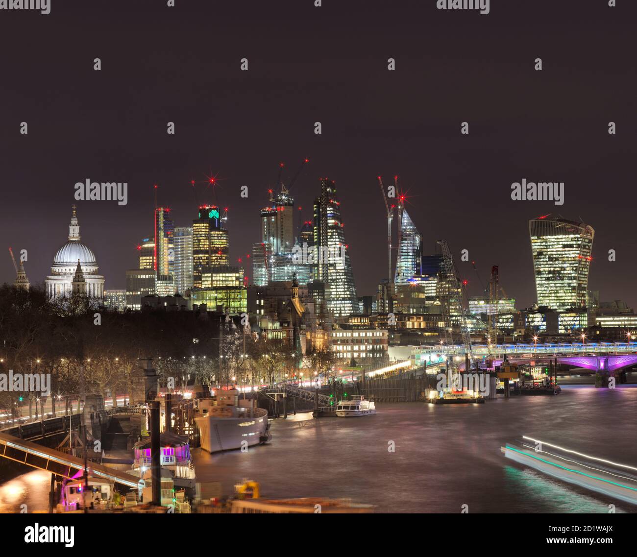 City And County Of The City Of London, Greater London Authority. Allgemeiner Blick Richtung Osten entlang der Themse von der Waterloo Bridge in Richtung City of London und St Paul's Cathedral, beleuchtet in der Nacht. Stockfoto