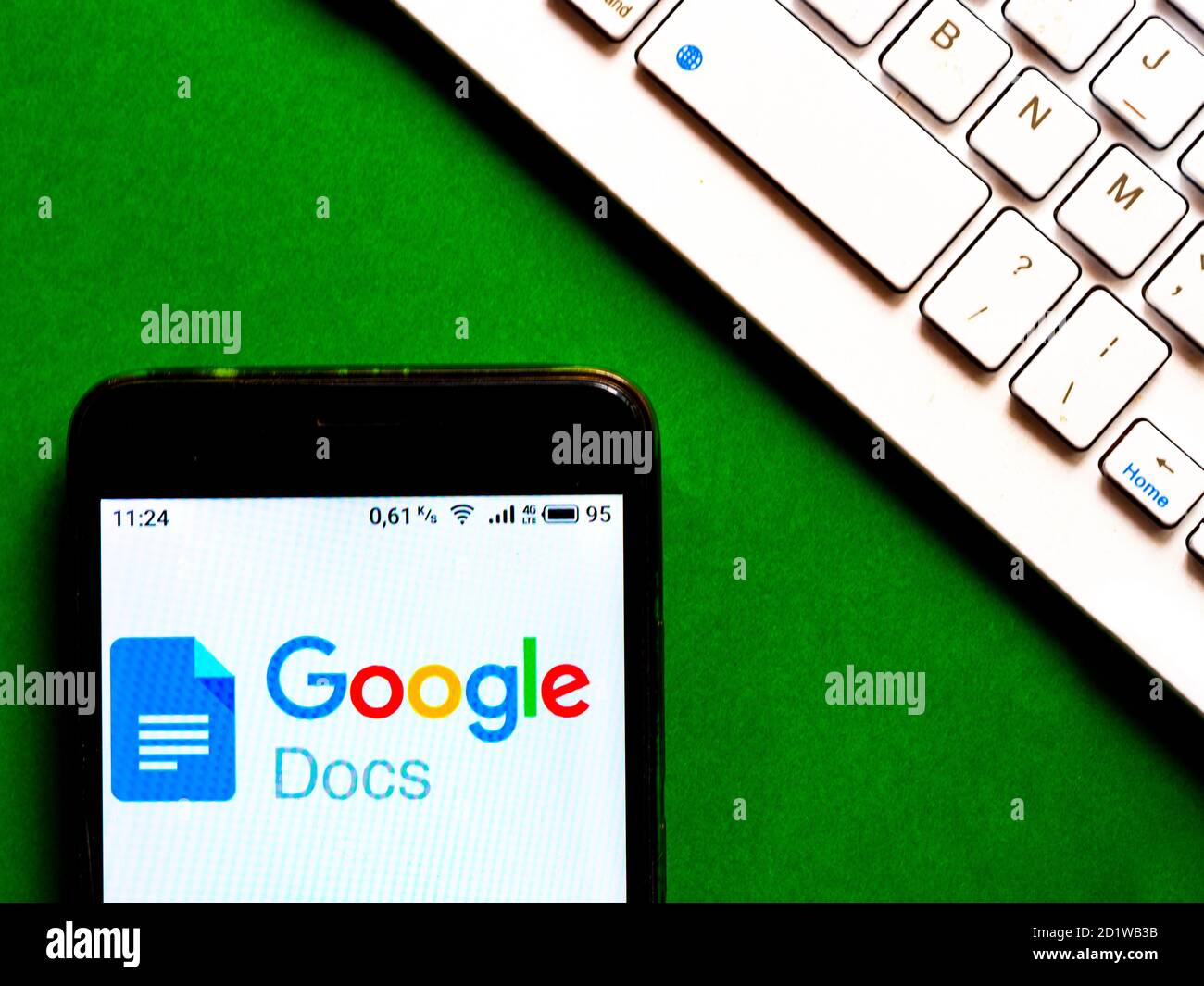 In diesem Foto Illustration ein Google Docs: Sync, Bearbeiten, Share Appliance von Google LLC Logo wird auf einem Smartphone angezeigt Stockfoto