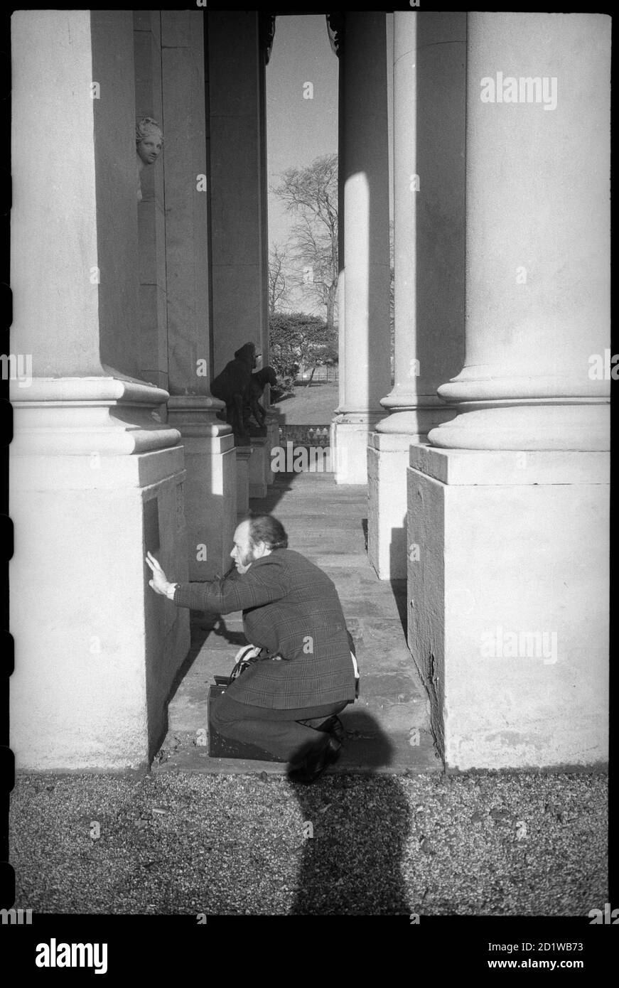 Wynyard Hall, Wynyard Park, Grindon, Stockton-On-Tees. Ein detailliertes Bild von Neville Whittaker, Architekt und Co-Autor von Historic Architecture of Durham mit Ursula Clark, gesehen knieend in der Portikus von Wynyard Hall. Stockfoto