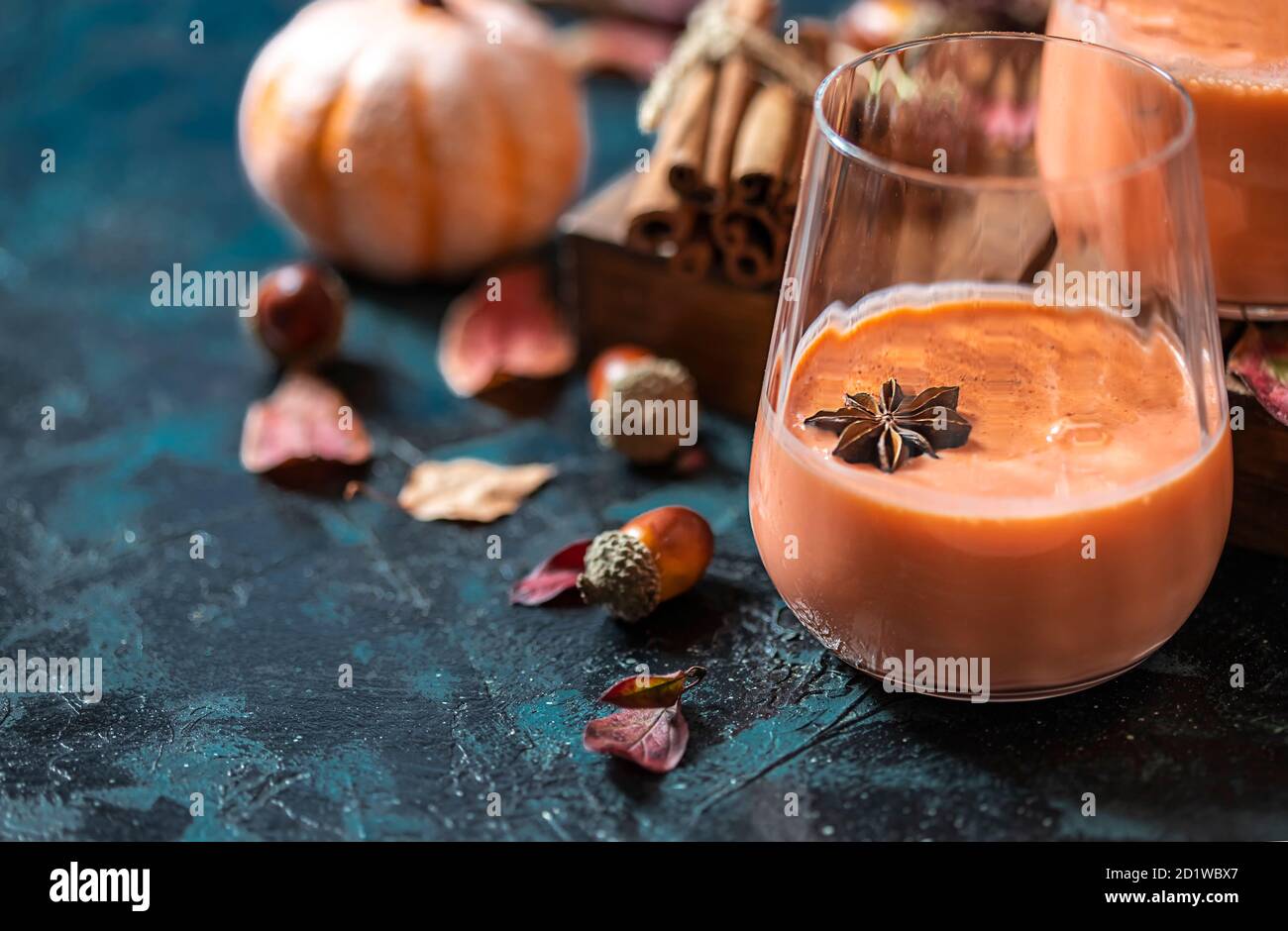 Würziger Cocktail, Kürbis-Smoothie mit Zimt, Anis. Traditionelle Herbstgerichte. Stockfoto