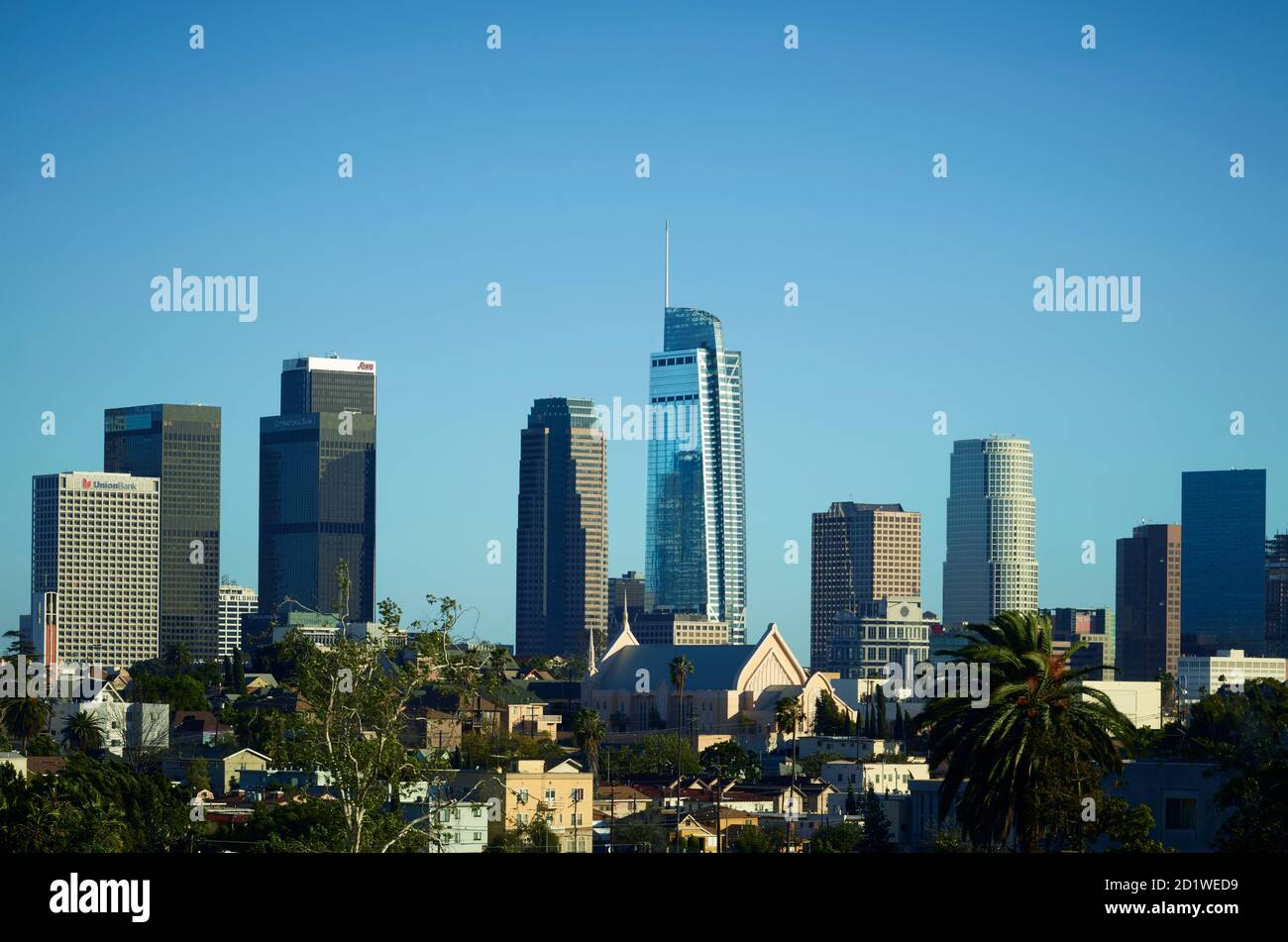 Stadtbild von Los Angeles, Kalifornien, USA mit dem Wilshire Grand Center, einem 1,100 Meter großen, 73-stöckigen Glashochhaus im Zentrum. Stockfoto