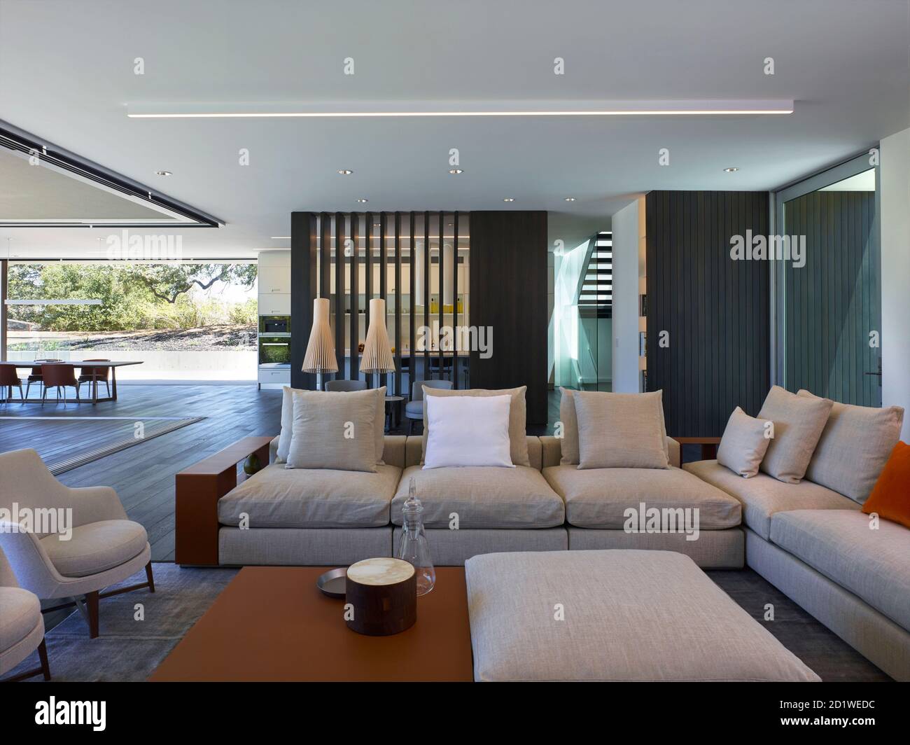 Innenansicht eines architektonisch gestalteten Hauses, Los Altos Hills, Califormia, USA, fertiggestellt 2016. Offener Wohnbereich. Stockfoto