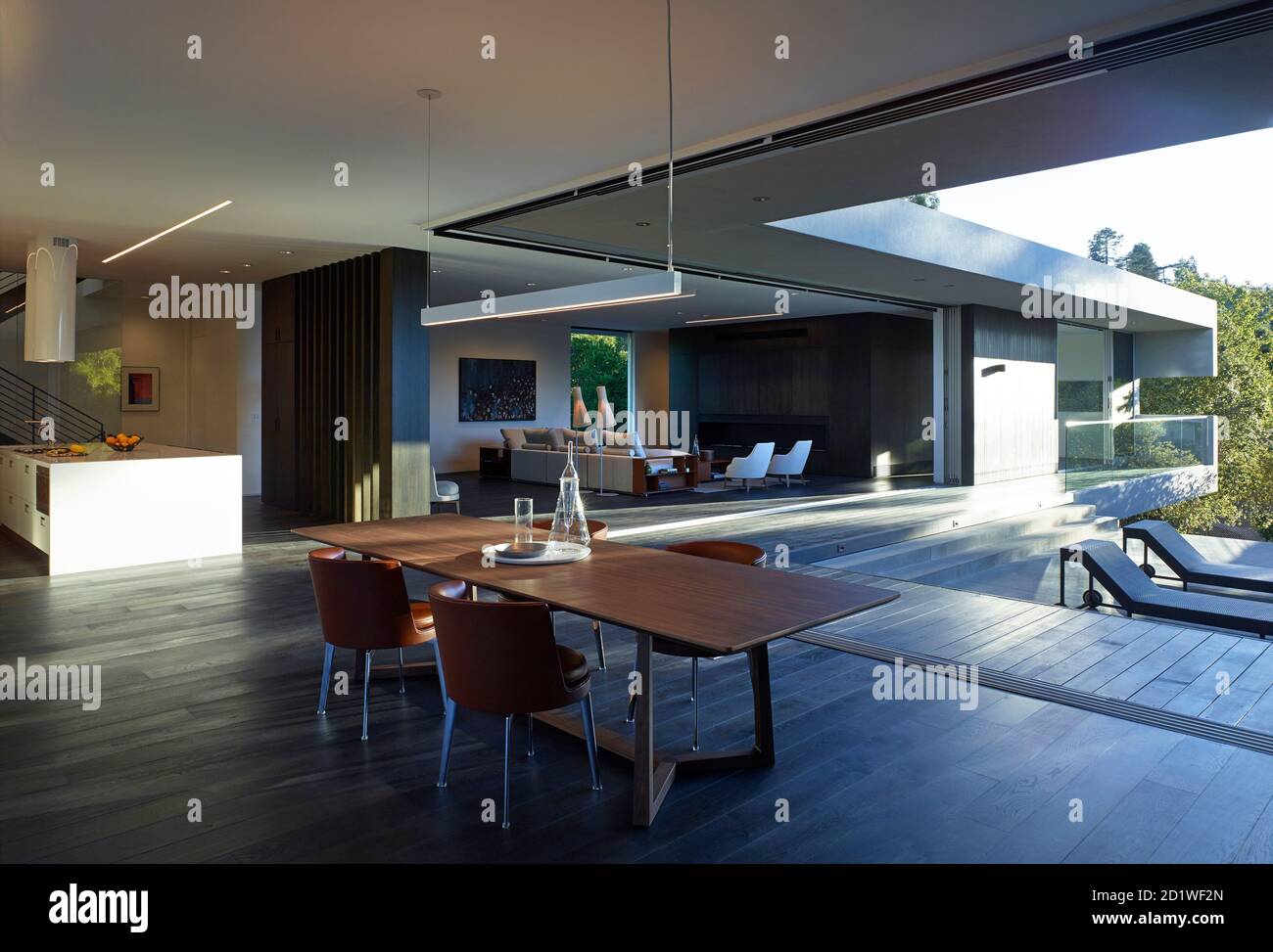 Innenansicht eines architektonisch gestalteten Hauses, Los Altos Hills, Califormia, USA, fertiggestellt 2016. Offener Plan mit Glasschiebewänden zur Terrasse. Stockfoto