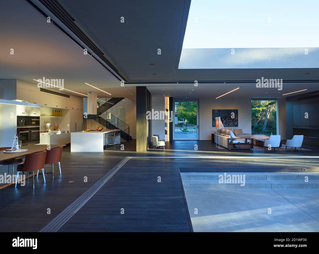 Innenansicht eines architektonisch gestalteten Hauses, Los Altos Hills, Califormia, USA, fertiggestellt 2016. Offener Plan mit Glasschiebewänden zur Terrasse. Stockfoto