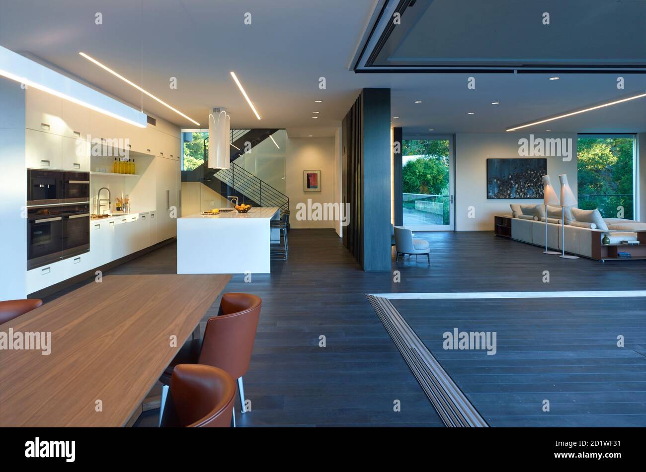 Innenansicht eines architektonisch gestalteten Hauses, Los Altos Hills, Califormia, USA, fertiggestellt 2016. Offener Plan mit Glasschiebewänden zur Terrasse. Stockfoto