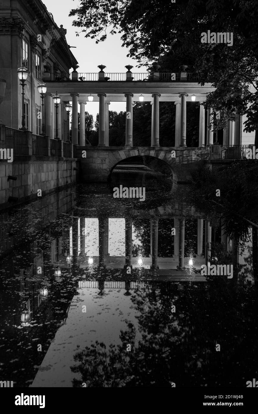 Nachtansicht des Palastes auf dem Wasser im Royal Lazienki Park in Warschau, Polen, erbaut 1689. Stockfoto