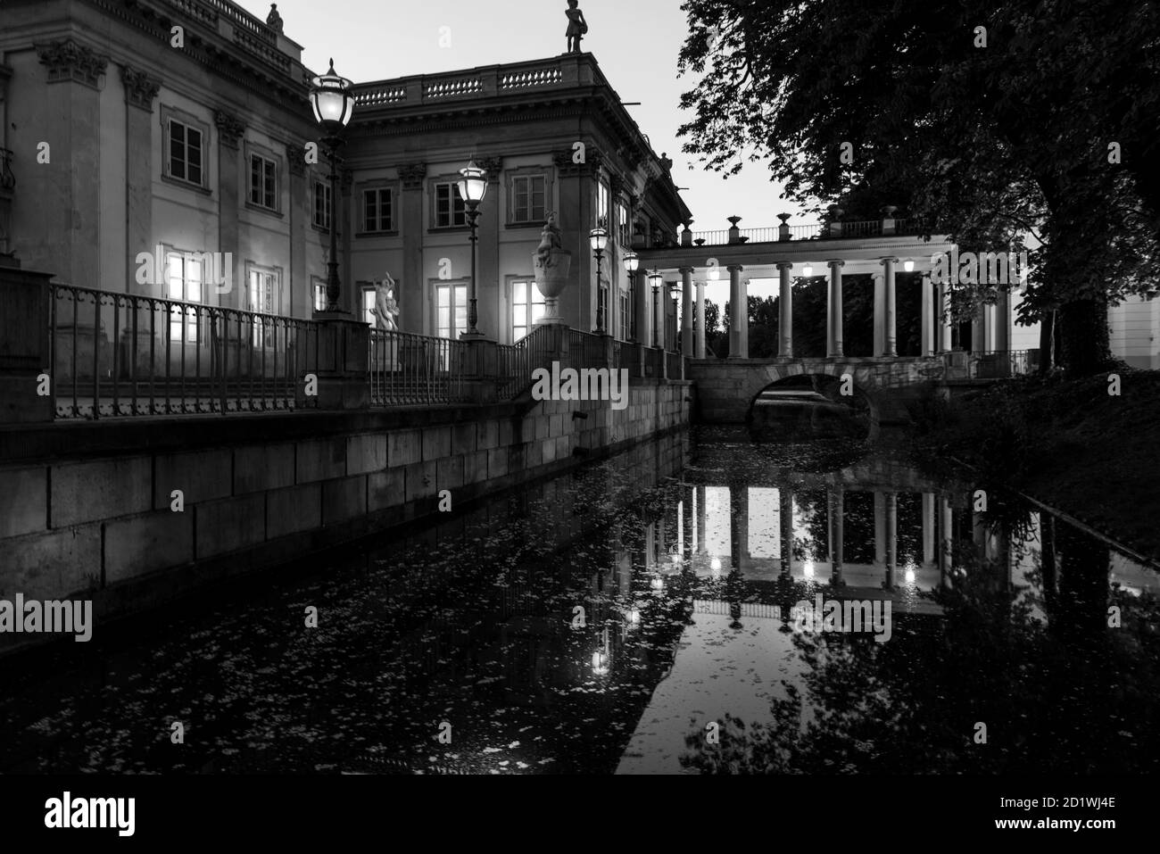Nachtansicht des Palastes auf dem Wasser im Royal Lazienki Park in Warschau, Polen, erbaut 1689. Stockfoto