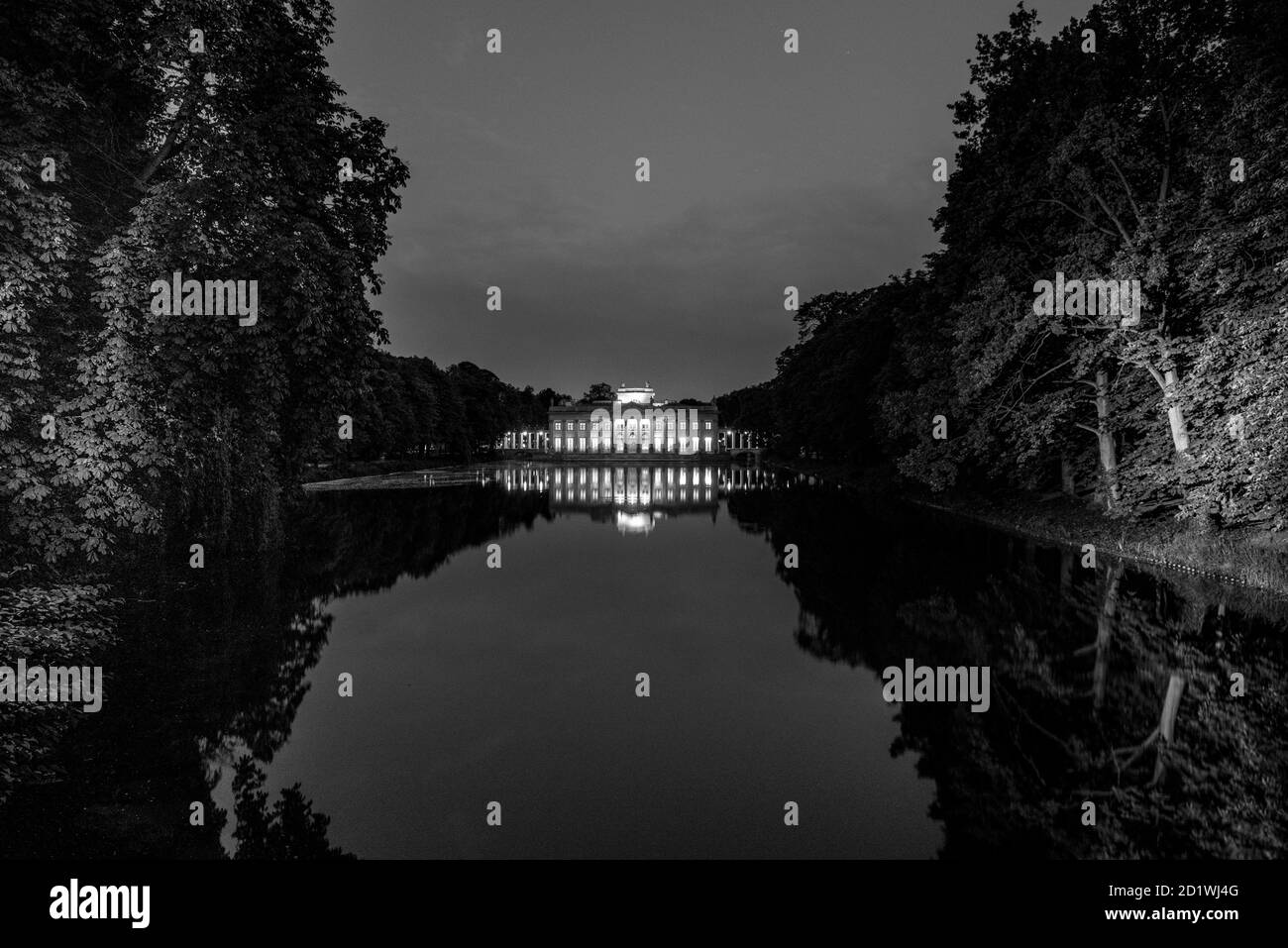 Nachtansicht des Palastes auf dem Wasser im Royal Lazienki Park in Warschau, Polen, erbaut 1689. Stockfoto