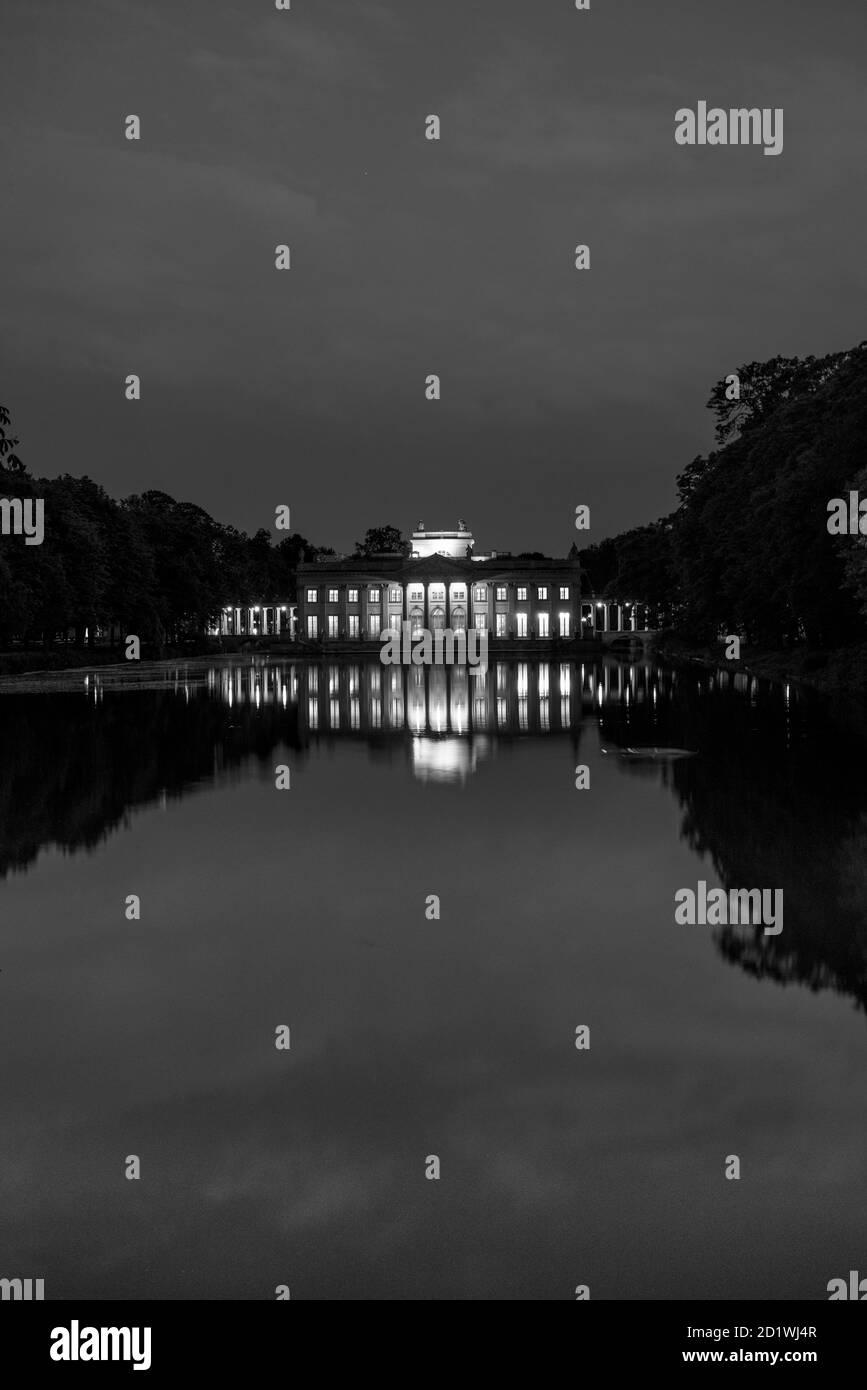 Nachtansicht des Palastes auf dem Wasser im Royal Lazienki Park in Warschau, Polen, erbaut 1689. Stockfoto