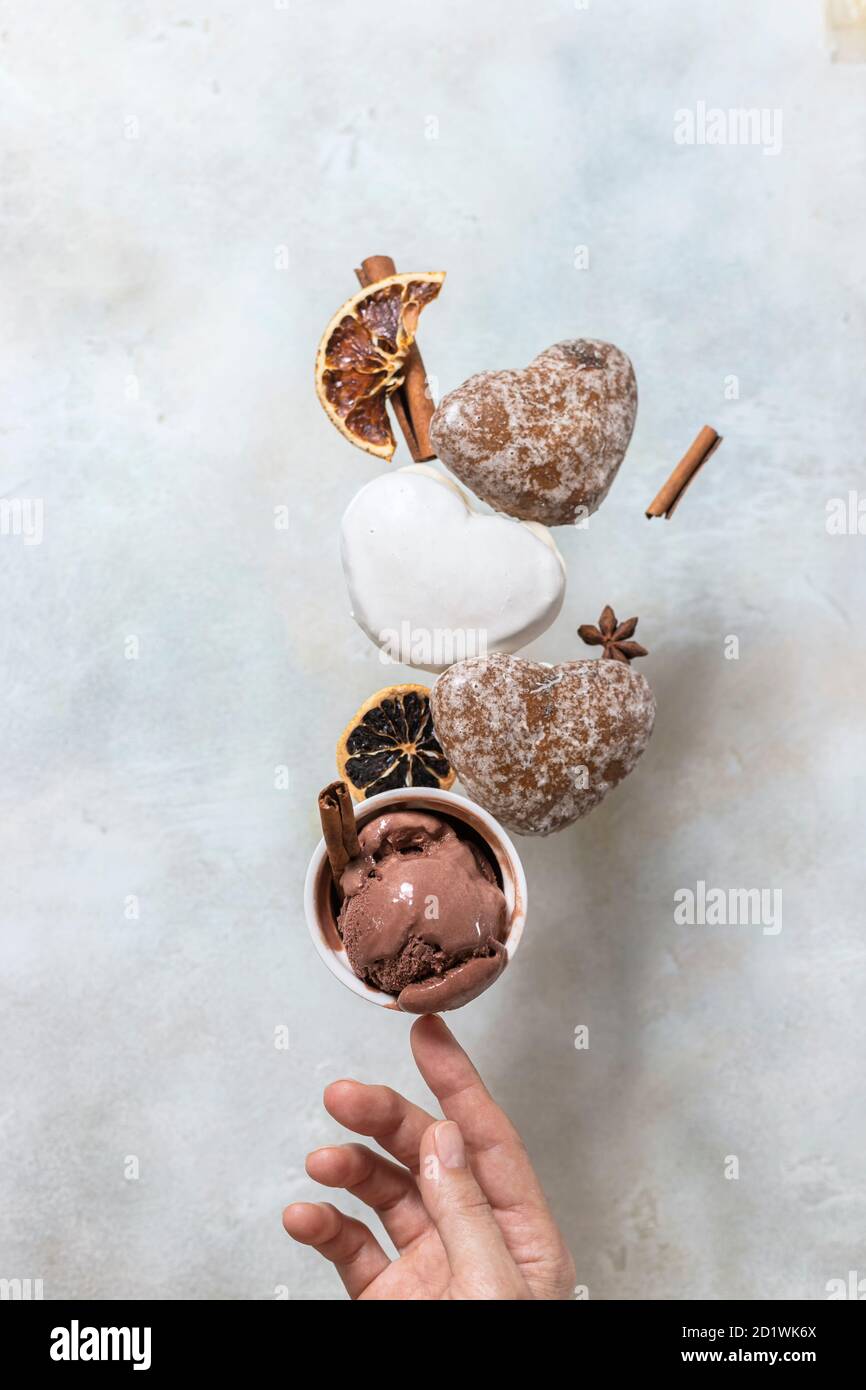 Wintereis mit Lebkuchengebäck. Lebkuchen und Eis fallen oder fliegen in Bewegung. Stockfoto