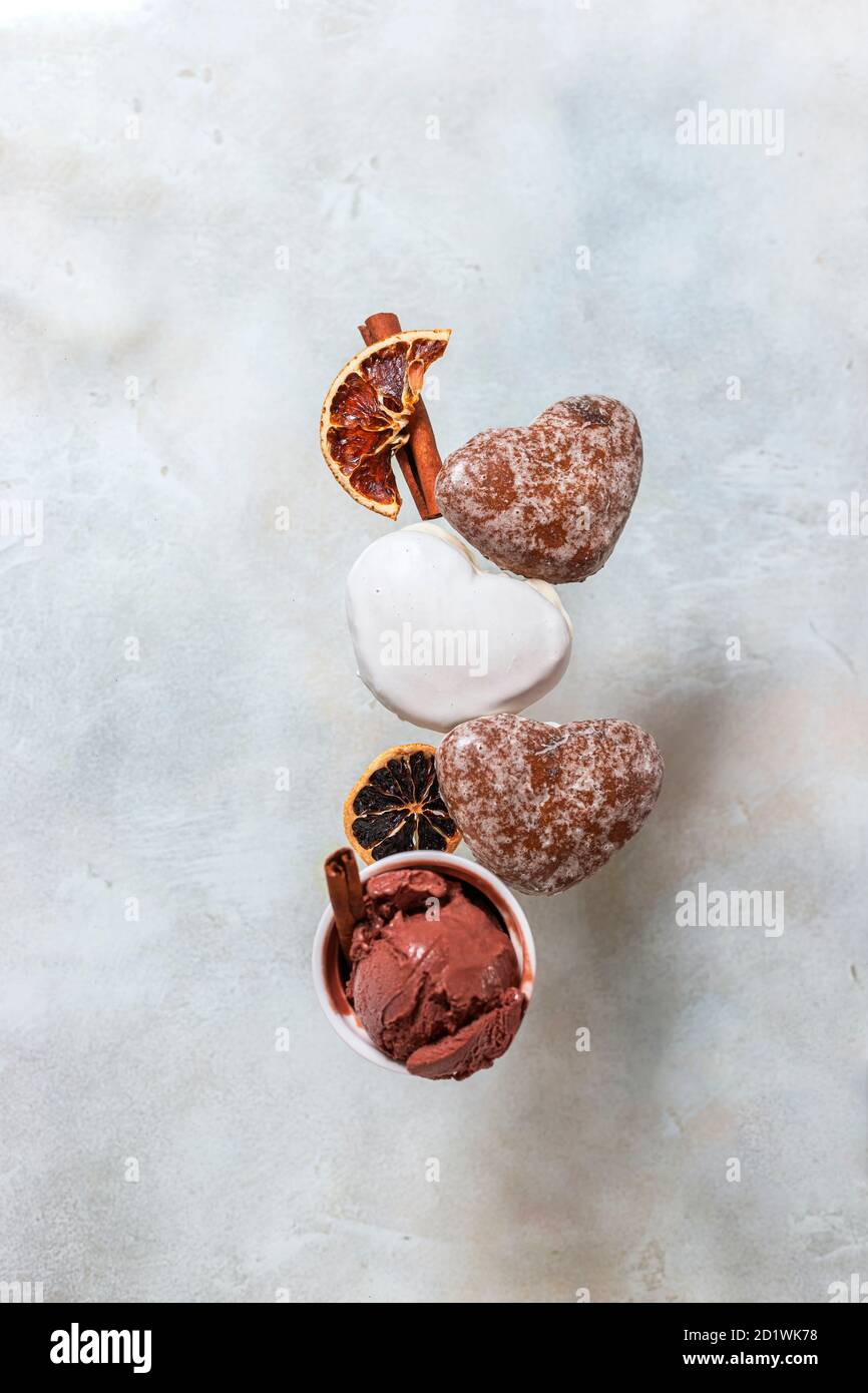 Wintereis mit Lebkuchengebäck. Lebkuchen und Eis fallen oder fliegen in Bewegung. Stockfoto