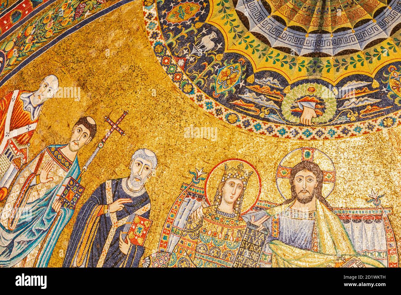 Inneneinrichtung des Mosaiks der Apsis aus dem 12. Jahrhundert in der Kirche Santa Maria, Trastevere, Rom, Italien. Stockfoto