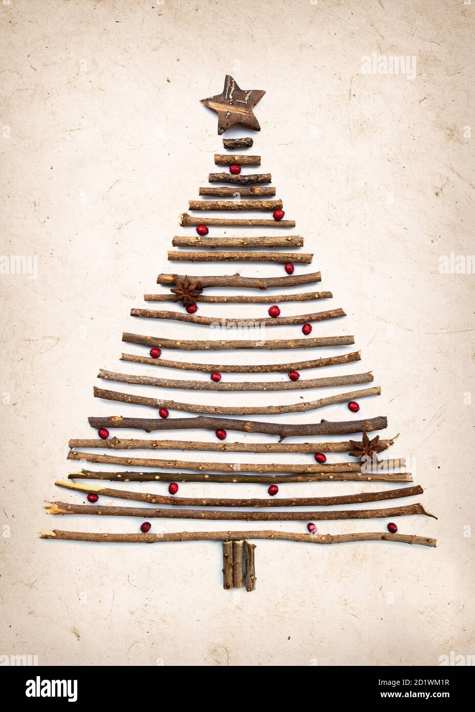 Handgemachte kreative rustikale Weihnachtsbaum mit Holzzweigen und rot Beeren Stockfoto