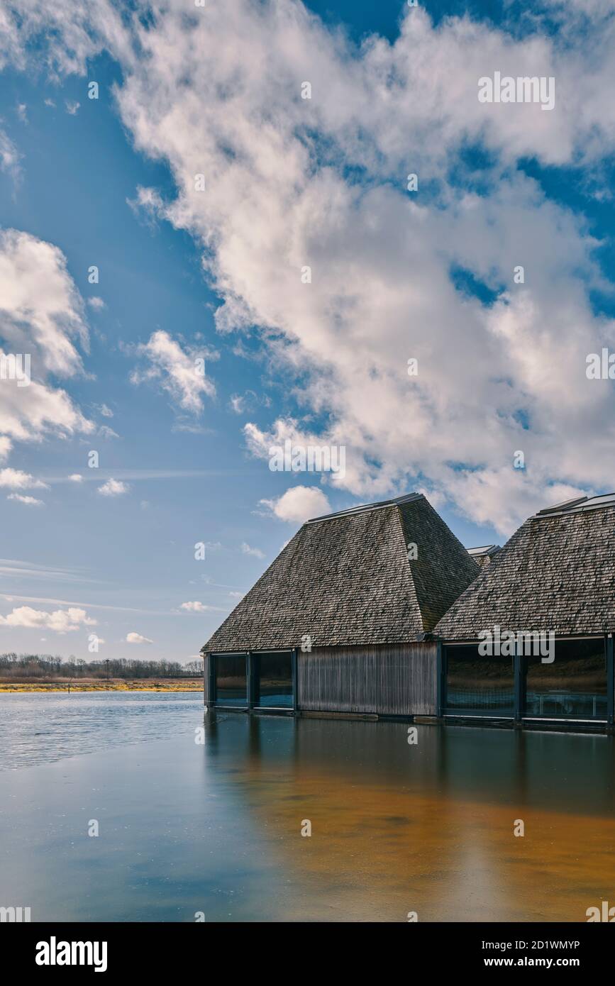 Außenansicht des Besucherzentrums Brockholes, Samlesbury, Lancashire, entworfen von Adam Khan Architects, fertiggestellt 2012. Stockfoto