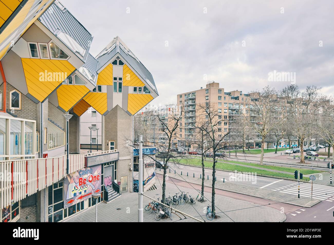 Außenansicht der Cube Houses, Rotterdam, Niederlande, eröffnet 1977. Stockfoto