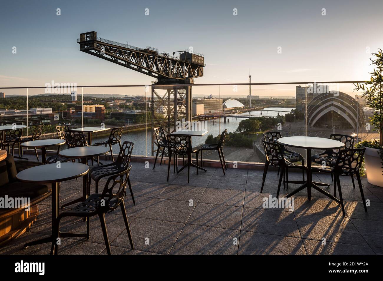 Blick auf Finnieston Crane von der Terrasse der Red Sky Bar des Radisson RED Hotels mit 174 Zimmern mit Blick auf den Fluss Clyde, Glasgow, Schottland, Großbritannien. Stockfoto