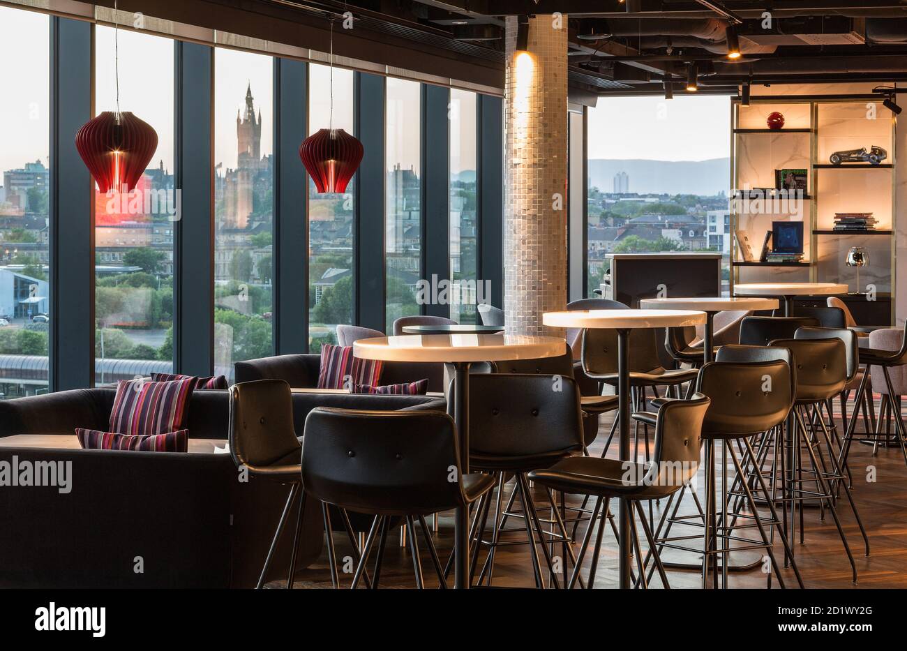 Innenansicht der Red Sky Bar des Radisson RED Hotels mit 174 Zimmern und Blick auf den Fluss Clyde, Glasgow, Schottland, Großbritannien. Stockfoto