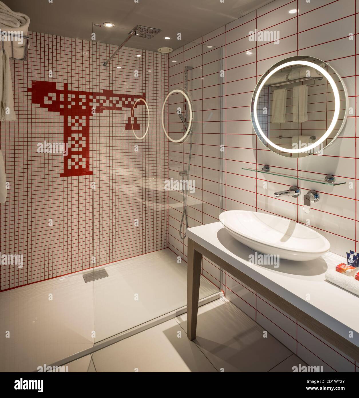 Ein Badezimmer im Radisson RED Hotel mit 174 Zimmern, Glasgow, Schottland, Großbritannien. Stockfoto