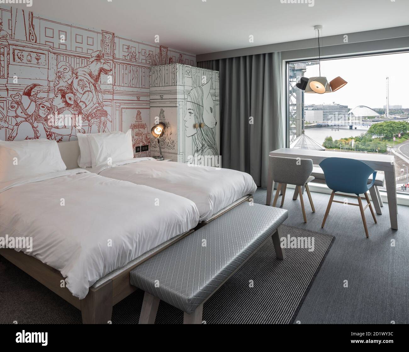 Suite mit einem Schlafzimmer mit Blick auf den Fluss Clyde, Glasgow, Schottland, Großbritannien, im Radisson RED Hotel mit 174 Zimmern. Stockfoto