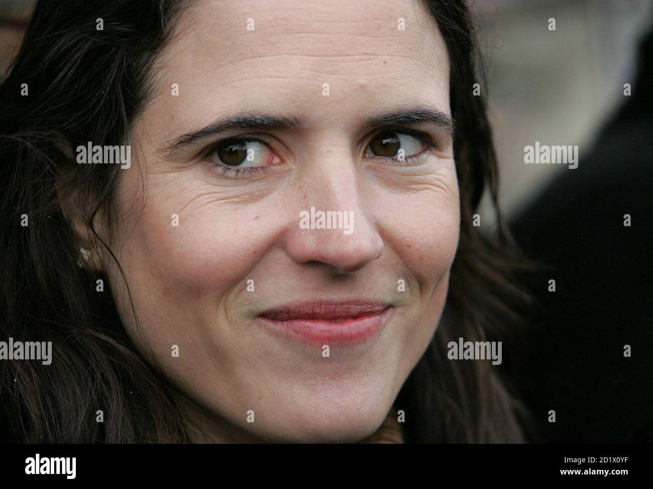 mazarine pingeot tochter des ehemaligen franzosischen prasidenten francois mitterrand lachelt als sie kommt um am grab ihres vaters in das dorf von jarnac sudwesten frankreichs 8 januar 2006 huldigen familienmitglieder und freunde