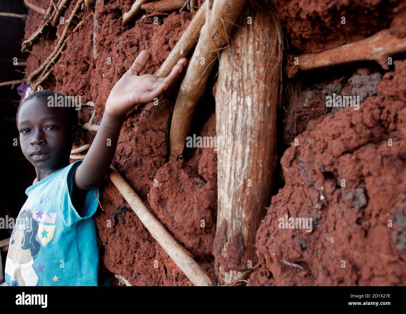 Victor Otieno spielt außerhalb ihrer Wand Lehmhaus in Kibera Slums, Heimat von mehr als 800.000 Menschen in Kenias Hauptstadt Nairobi, 6. Dezember 2006. Slum-Bevölkerung der Welt wird voraussichtlich um 27 Millionen pro Jahr zwischen 2000-2020, nach der UN-menschliche Siedlungen Programm UN-HABITAT wachsen. In Subsahara-Afrika rund 72 Prozent der städtischen Bevölkerung bereits in Slums Leben, und die jährliche Wachstumsrate ist die höchste in der Welt bei 4,53 %. 6. Dezember 2006 Foto.  Feature-Städte/Kenia-SLUM übereinstimmen.  REUTERS/Thomas Mukoya (Kenia) Stockfoto