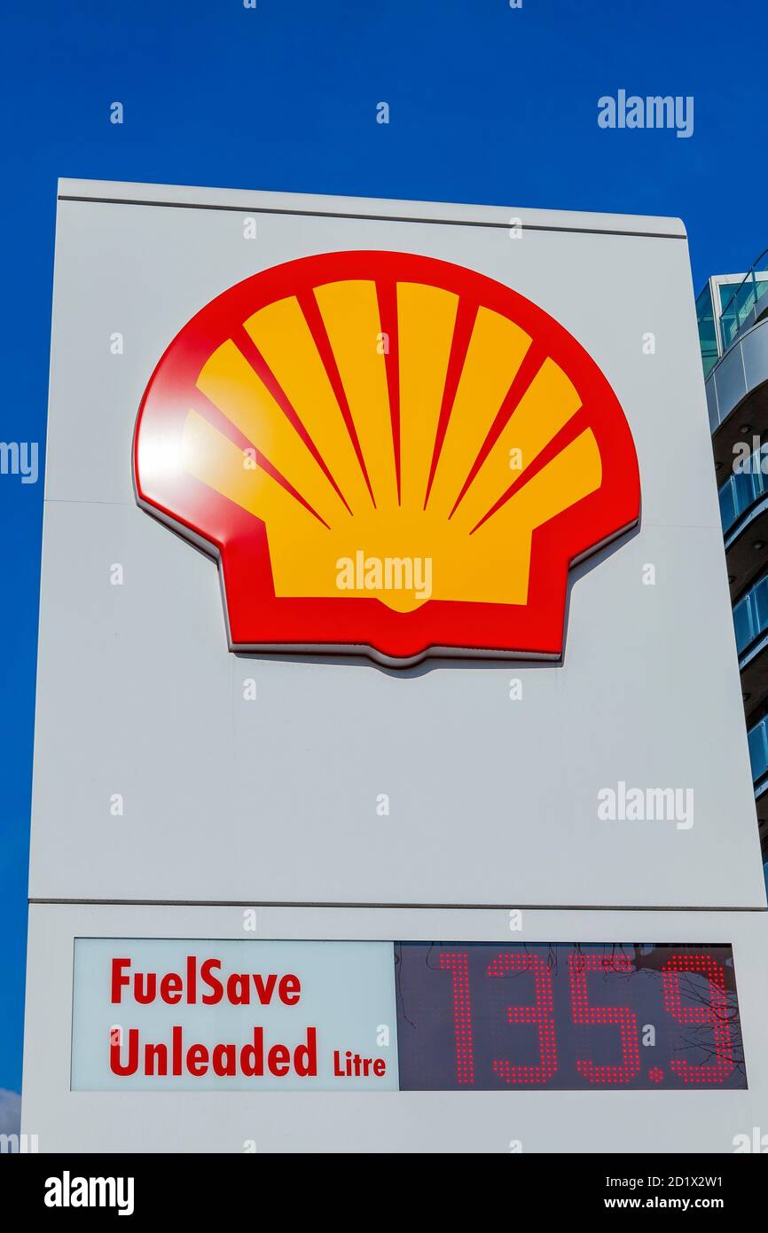London, Großbritannien, 26. Februar 2012 : Shell-Logo Werbeschild an einer Einzelhandelsgeschäft Tankstelle Garage in der Stadt zeigt seine Benzinpumpe Preis stoc Stockfoto