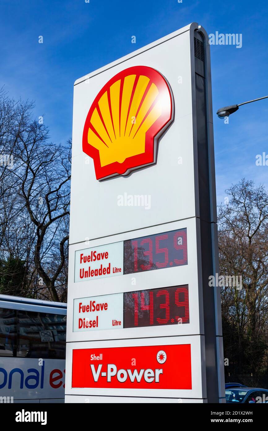 London, Großbritannien, 26. Februar 2012 : Shell-Logo Werbeschild an einer Einzelhandelsgeschäft Tankstelle Garage in der Stadt zeigt seine Benzinpumpe Preis stoc Stockfoto