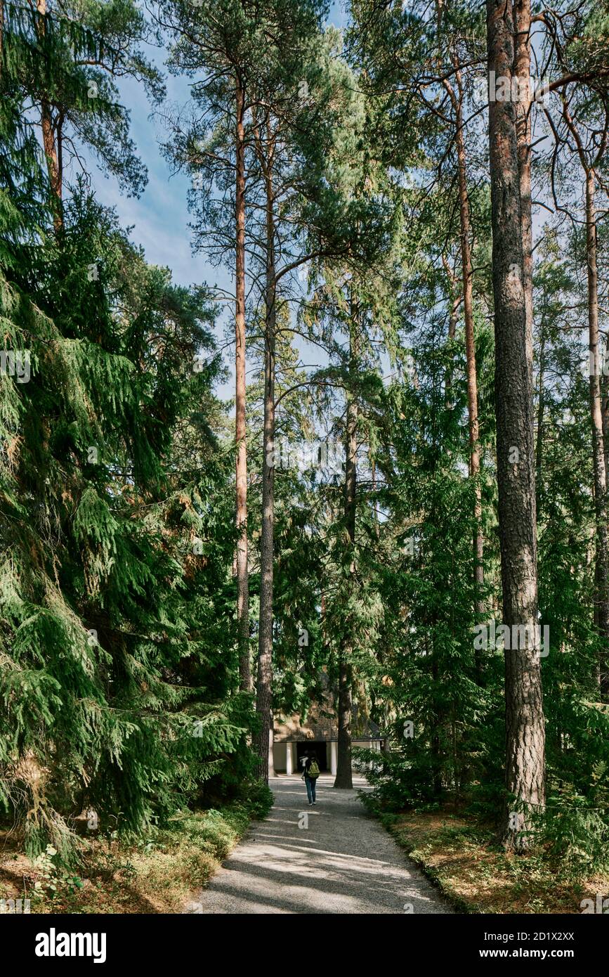 Waldkapelle in Skogskyrkogården, Stockholm, Schweden - die erste und kleinste Kapelle auf dem Friedhof, wurde 1920 eingeweiht. Das Design wurde vom Liselund-Anwesen auf der dänischen Insel Møn inspiriert, einer einfachen Holzkapelle, die von Bäumen umgeben ist. Stockfoto