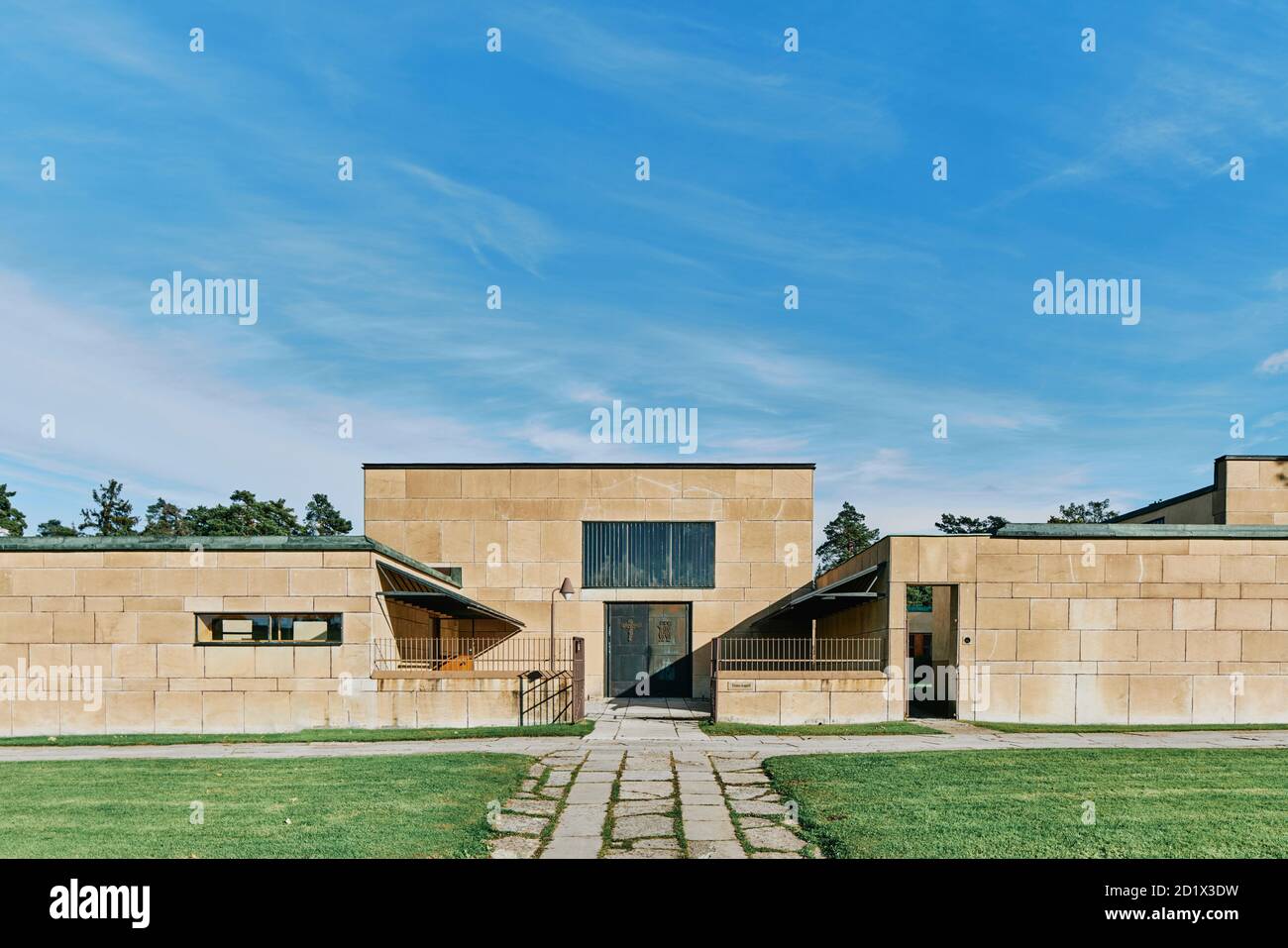 Das Waldkrematorium und seine drei Kapellen: Glaube, Hoffnung und das Heilige Kreuz in Skogskyrkogården in Stockholm, Schweden, vollendet 1940, im selben Jahr, als Gunnar Asplund starb. Seine Urne ist in einem der Säulengäste neben der Kapelle des Glaubens begraben, mit einem einfachen Gedenkstein trägt die Inschrift: "Sein Werk lebt weiter". Stockfoto