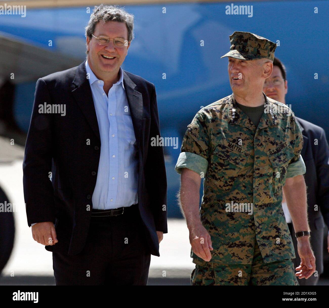 Australiens Außenminister Alexander Downer (L) Gespräche mit US Marine Corps Lieutenant General James Mattis bei einem Besuch im Camp Pendleton base in Kalifornien 23. Mai 2007. REUTERS/Mike Blake (Vereinigte Staaten) Stockfoto