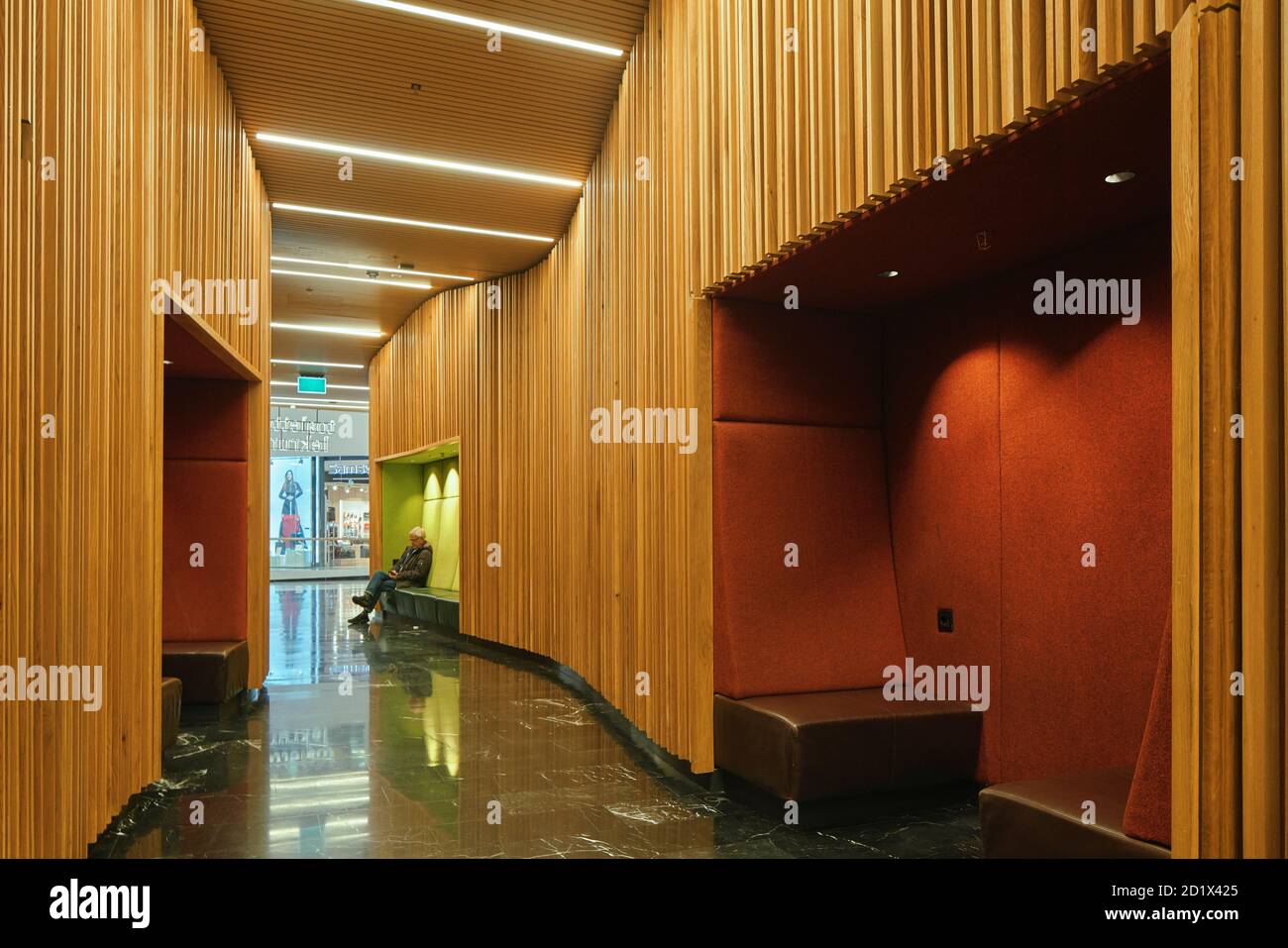 Ruhebereich in die Holzwände entlang des Flurs in Mall of Scandinavia, Stockholm, Schweden geschnitzt. Stockfoto