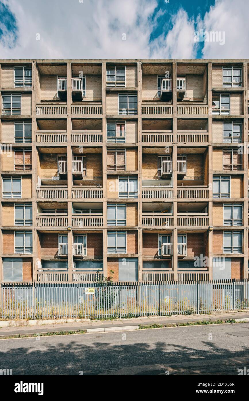 Park Hill ist ein brutalistischer, denkmalgeschützter, ehemaliger wohnsiedlung in Sheffield, England, Großbritannien, der von Urban Splash zu modernen Wohn- und Arbeitsräumen entwickelt wird. Stockfoto