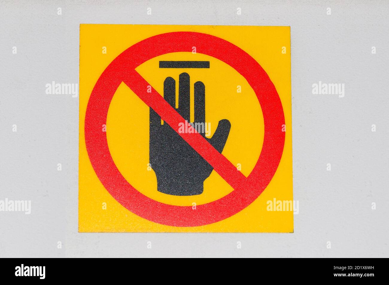 Verbotenes Schild mit Stop-Hand-Glyph-Symbol. Kein Einreiseverbot. Nicht berühren. Silhouette Symbol. Negatives Leerzeichen. Stockfoto