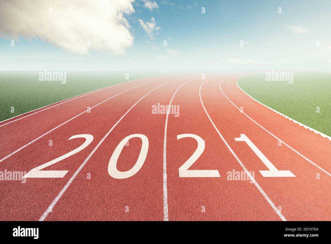 Startlinie ins neue Jahr 2021 mit einer Metapher für den Neubeginn im neuen Jahr. Konzept für das neue Jahr. Hochwertige Fotos Stockfoto