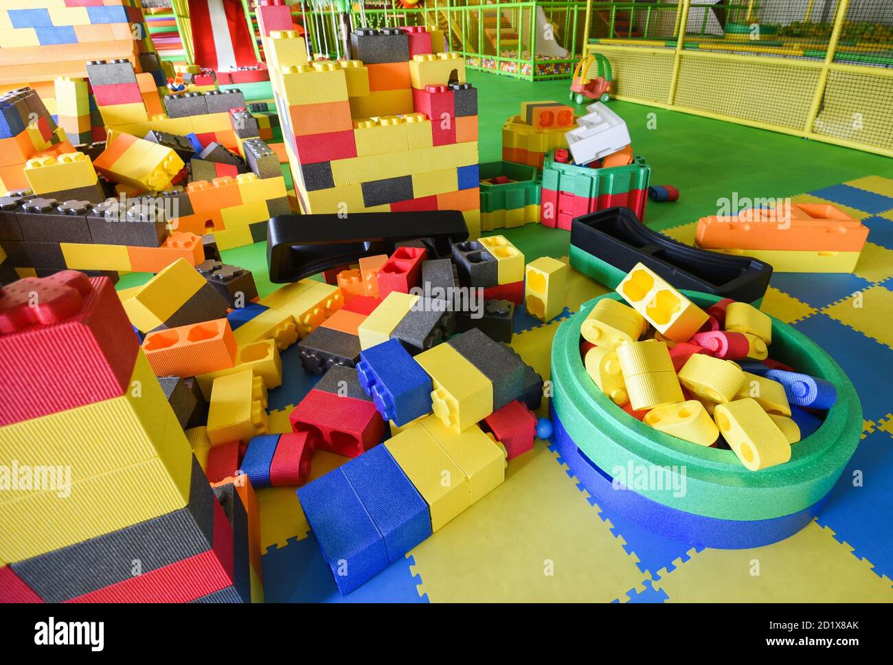 Kinder Spielplatz innen im Freizeitpark mit Puzzle Spielzeug für Spielen / im Inneren der schönen Kinder Spielplatz Spielzeug farbigen Kunststoff Spielzimmer Stockfoto