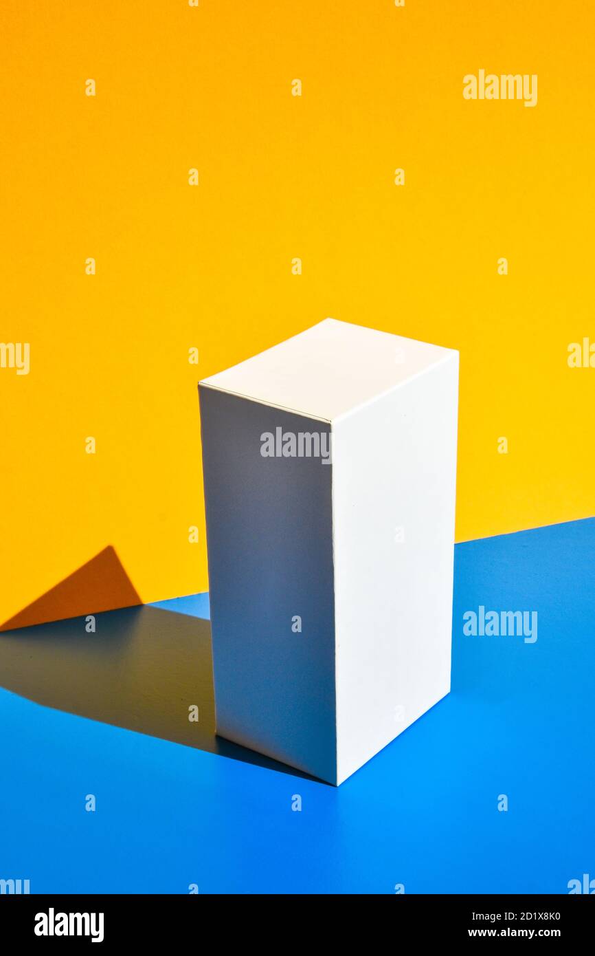 Weißes Feld. Modell der Drogenbox. Modell. Speicherplatz kopieren. Gelb und blau kreativen Minimalismus isometrischen Hintergrund Stockfoto